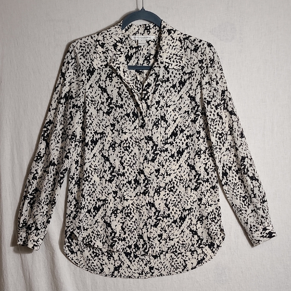 Diane Von Furstenberg 100% Silk Black White Snake Print Button Down Shirt Size 2